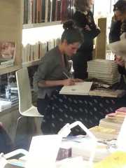 Une amie de Carole en séance de dédicace