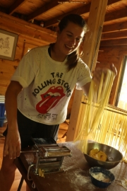 Monica en mode pâte maison!