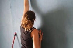 Claire se prépare à arracher le premier lé